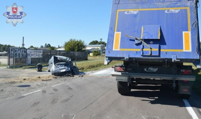 Kierowca osobówki z obrażeniami ciała trafił do szpitala. 39-letni kierowca ciężarówki był trzeźwy