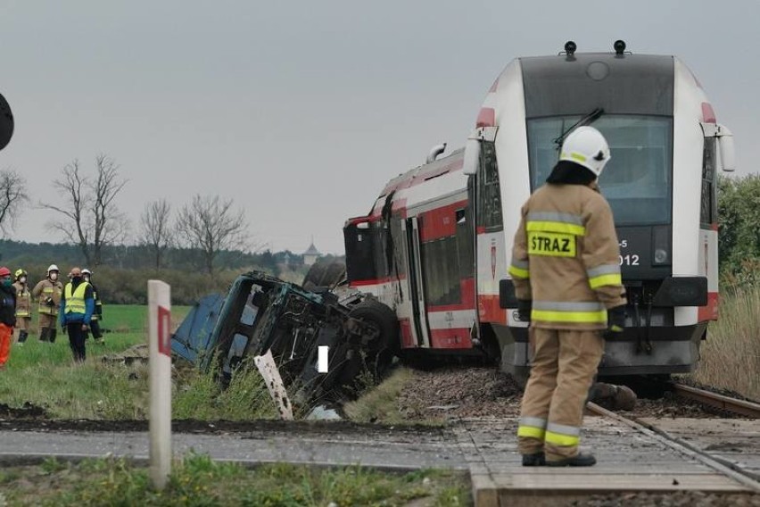 Ciężarówka wjechała w szynbus na trasie Poznań-Wągrowiec. Byli ranni. Jakie są aktualne ustalenia śledczych? 