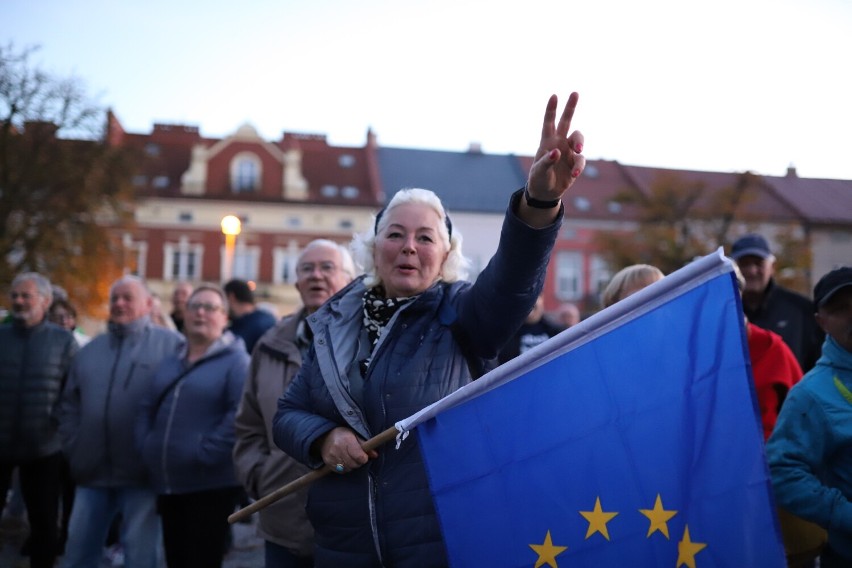 Kilkaset osób na manifestacji "Chcemy być w Unii”. W kontrmanifestacji między innymi starosta jasielski Adam Pawluś [ZDJĘCIA]