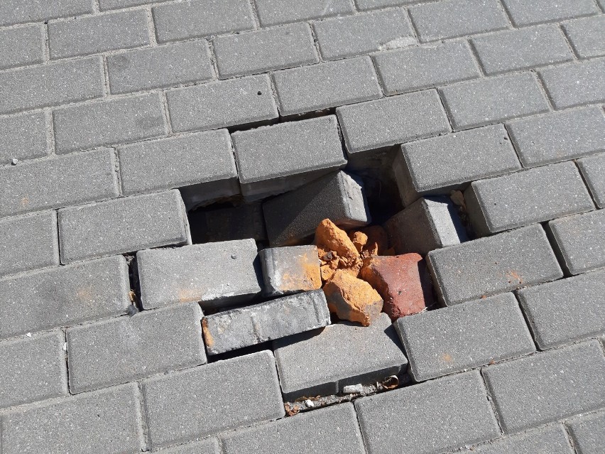 Dziura na parkingu w centrum Szczecinka. Robi się coraz większa [zdjęcia]