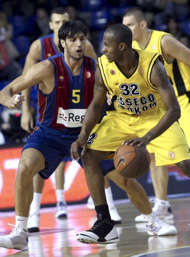 Barcelona's Italian Gianluca Basile (L) fights for the ball with Asseco Prokom's Daniel Ewing (R) during their group B Euroleague basketball match at the Palau Blaugrana stadium in Barcelona, north-western Spain.