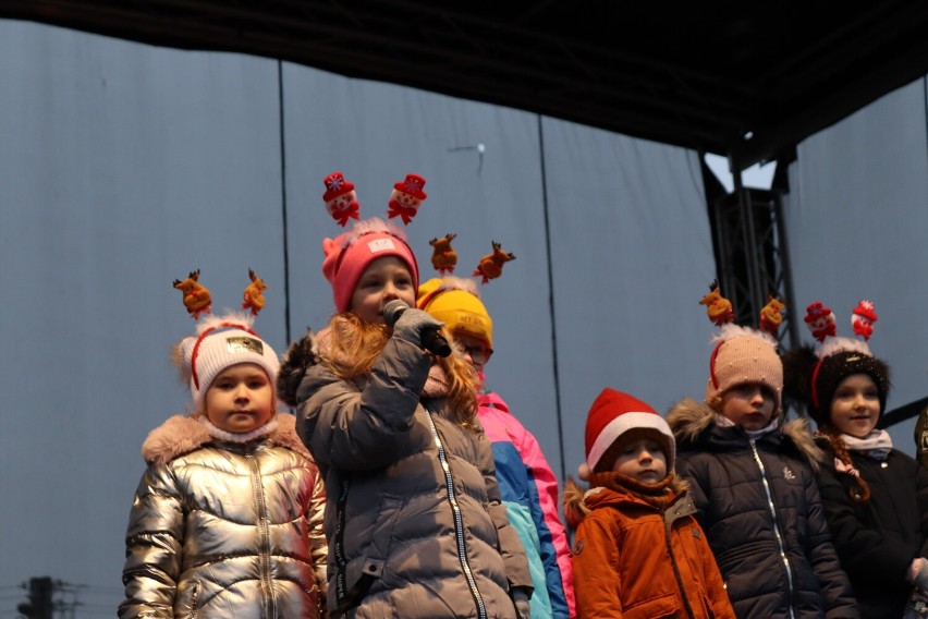 Występy dzieci na jarmarku świątecznym w Rogoźnie [ZDJĘCIA]