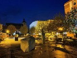 Wieczorny spacer po Strzegomiu. Rynek, park i bazylika w jesiennej odsłonie (ZDJĘCIA)