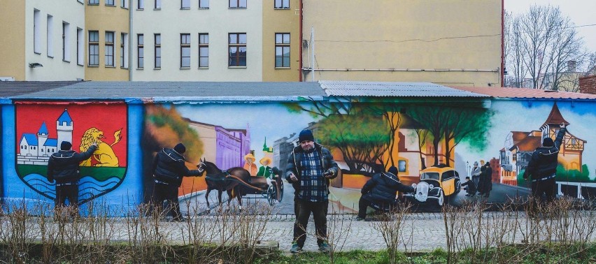 Lębork ozdobiły kolorowe schody i mural przedstawiający obraz malarza Ryszarda Zająca [ZDJĘCIA]