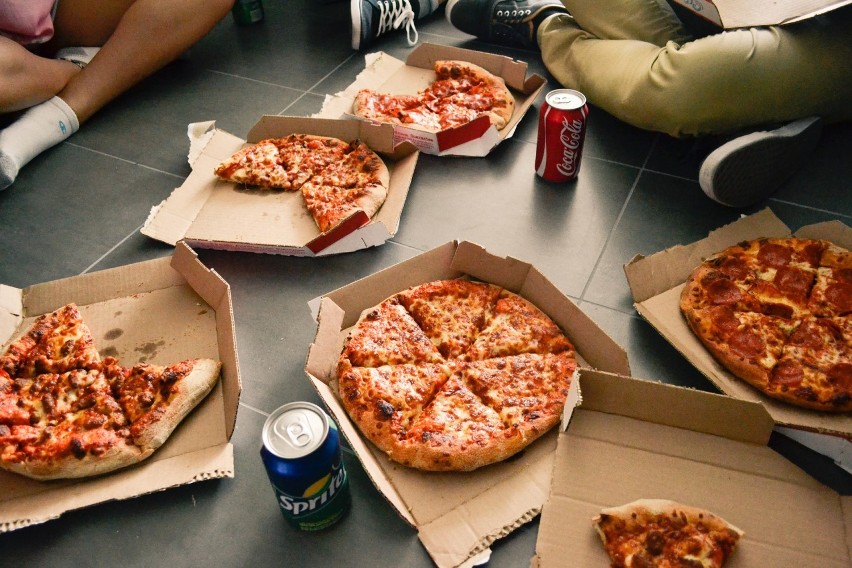 Dzisiaj Święto Pizzy. Oto 10 miejsc, gdzie gorliczanie najchętniej ją zamawiają według opinii z Googla