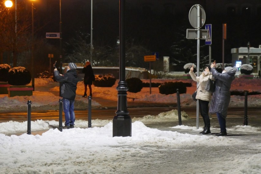 Legnica: Walentynkowa iluminacja na Ratuszu w Legnicy i konkurs na najciekawsze zdjęcie. Ratusz wygląda magicznie! [ZDJĘCIA]