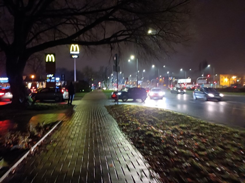 Drwal w McDonald's. Płocczanie ruszyli do fast foodu. Kolejki wyjeżdżały na ulice [ZDJĘCIA]