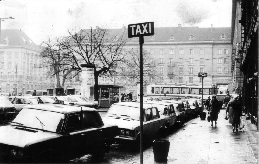 Rok 1990. Postój taksówek na pl. Kościuszki
