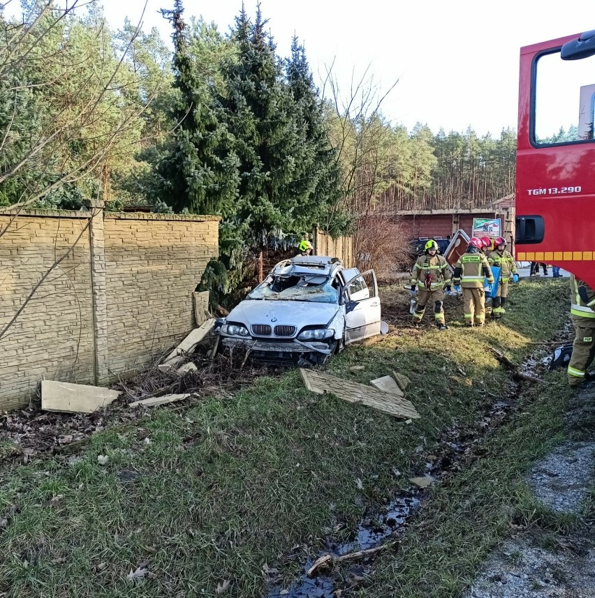 Wypadek w Mierzynie. BMW uderzyło w betonowy płot. Lądował śmigłowiec LPR. Kierowca był pijany!