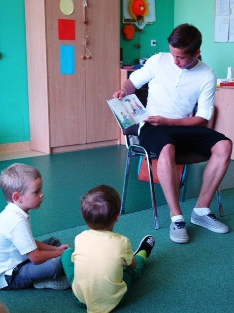 Wronki. KKS Lech Poznań czytał dzieciom w przedszkolu [FOTO]