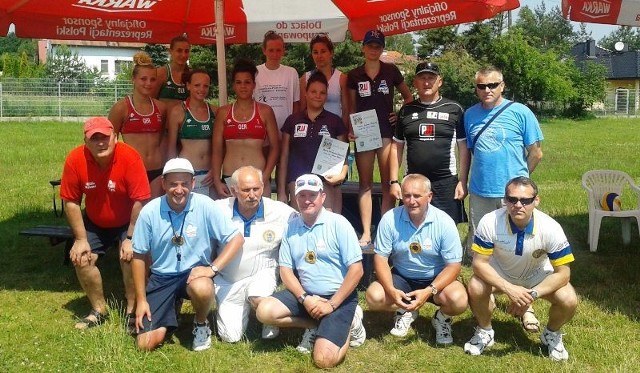 Finałowa czwórka turnieju półfinałowego w Suchym Borze wraz z organizatorami