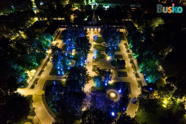 Iluminacje Parku Zdrojowego w Busku-Zdroju. Na obiekcie trwają już ostatnie prace.