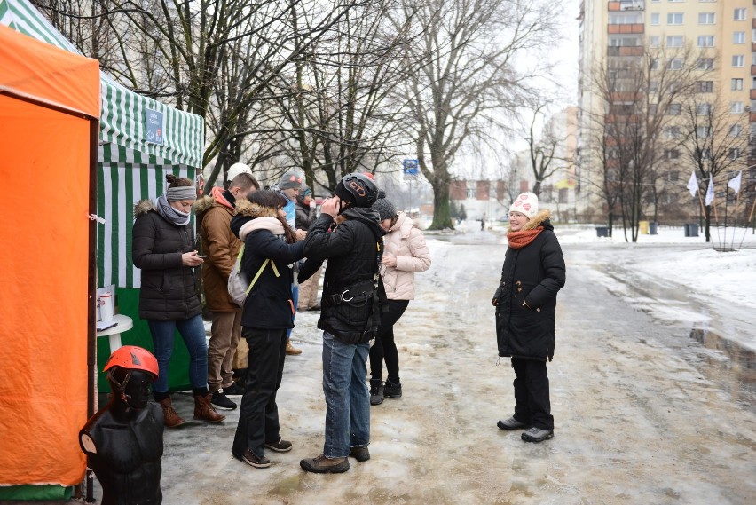 Skok dla WOŚP Warszawa 2019. Ekstremalne pomaganie podczas 27. finału. Śmiałkowie skoczyli z 14. piętra [ZDJĘCIA]