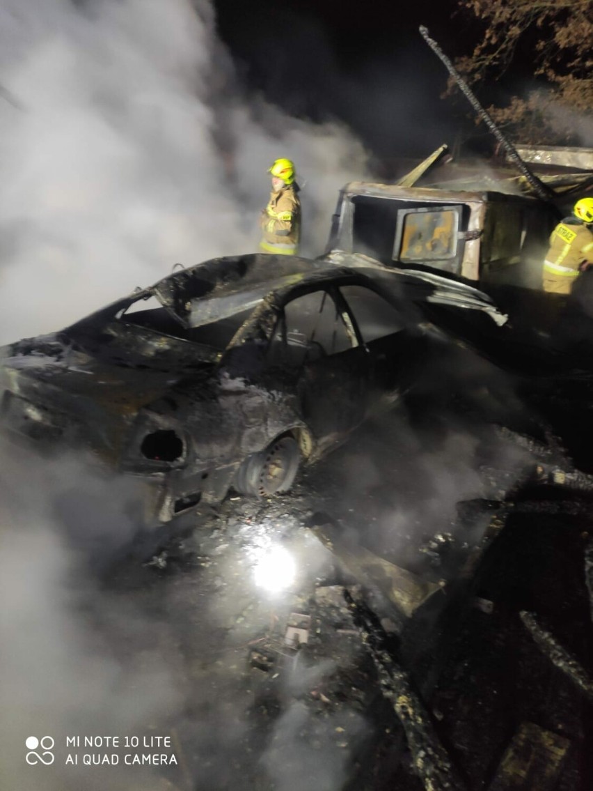 Pożar wiaty garażowej w Brzozowie zagrażał sąsiednim posesjom. Spłonęły dwa ciągniki i cztery samochody