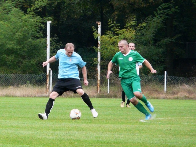 Sparta Lubliniec (zielone koszulki) uległa 1:2 Lotnikowi Kościelec (niebieskie koszulki)