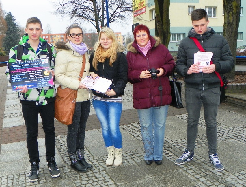 Młodzież z ZSP nr 2 w Pile podczas akcji na deptaku