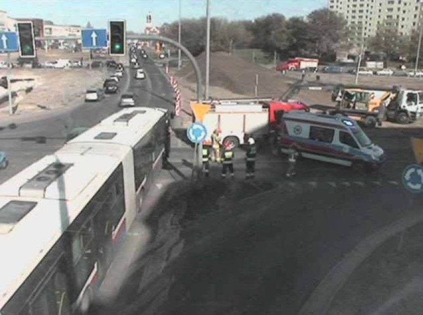 Jak informują strażacy, w wyniku nagłego hamowania autobusu,...