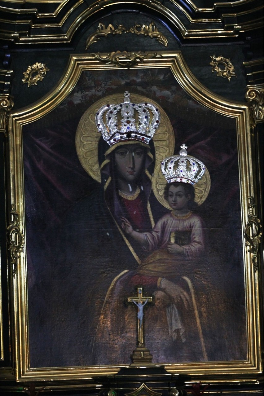 Uszkodzony obraz w kościele św. Wojciecha.