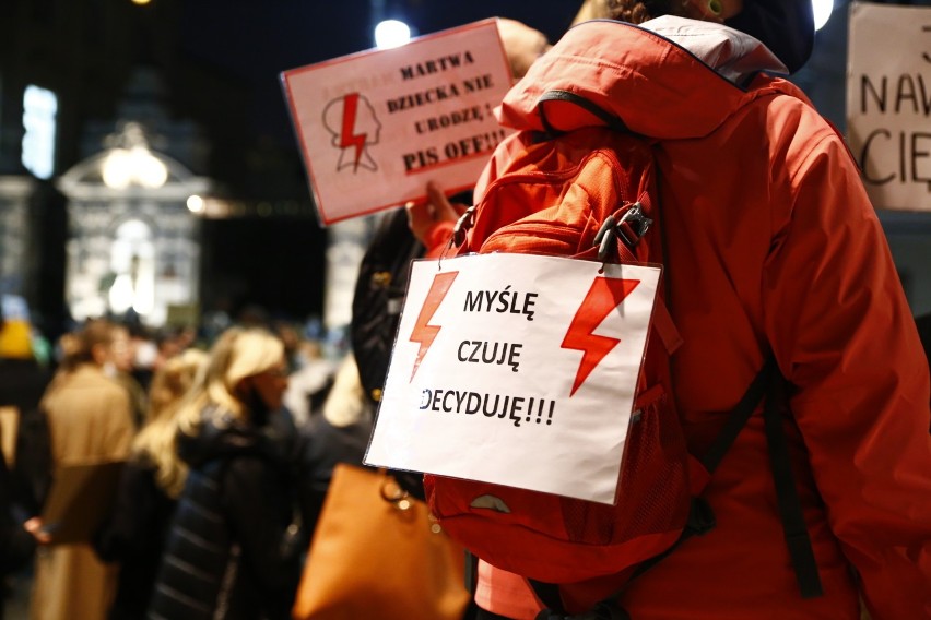 Strajk Kobiet, Warszawa. Ruszył protest studentek. Tłum pod gmachem UW. Dołączą do manifestacji pod Sejmem