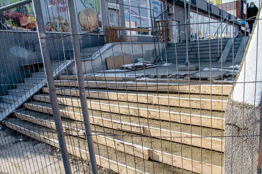 Wałbrzych: Rozpoczął się remont schodów przy ulicy Głównej.
