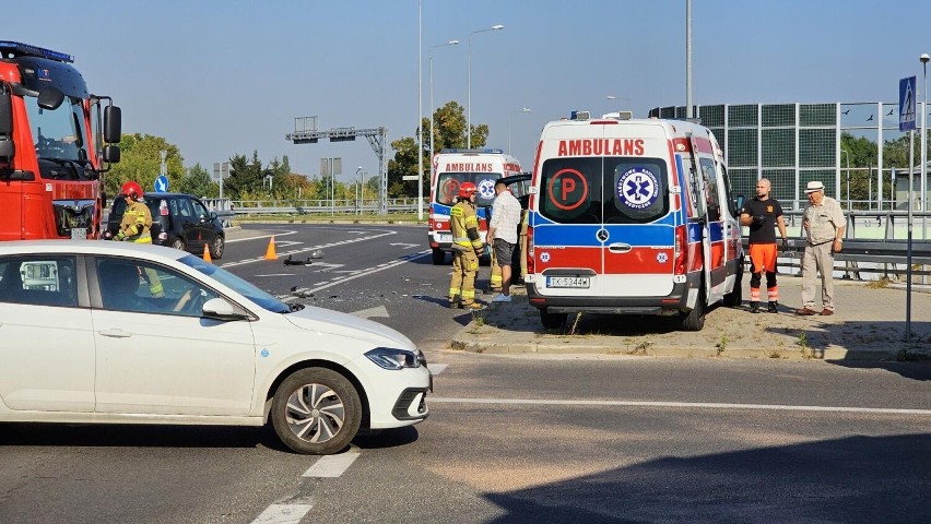 Groźny wypadek w Kielcach. Zderzyły się ze sobą dwa samochody, jedna z kierujących trafiła do szpitala. Zobacz zdjęcia