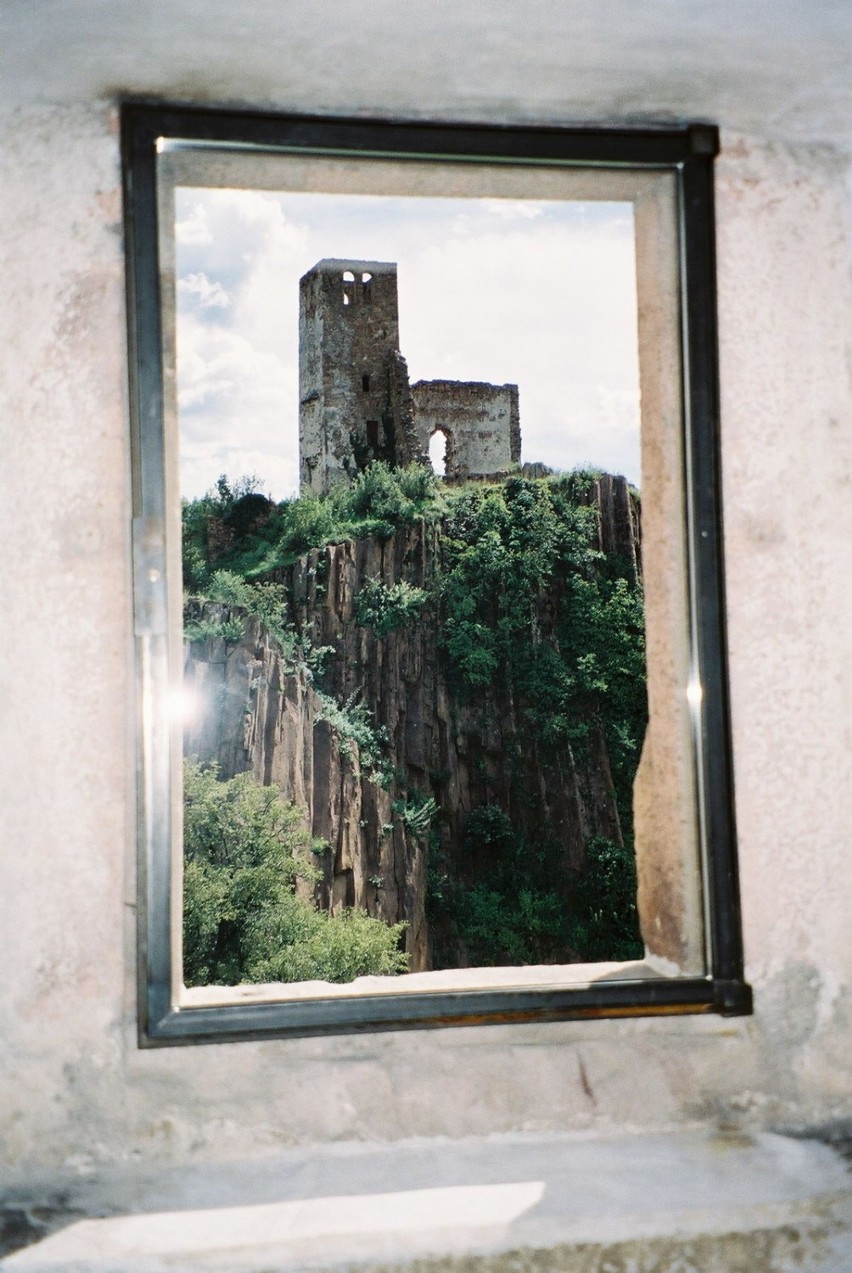 Widok przez okno z Białej Wieży na fragment zamku...
