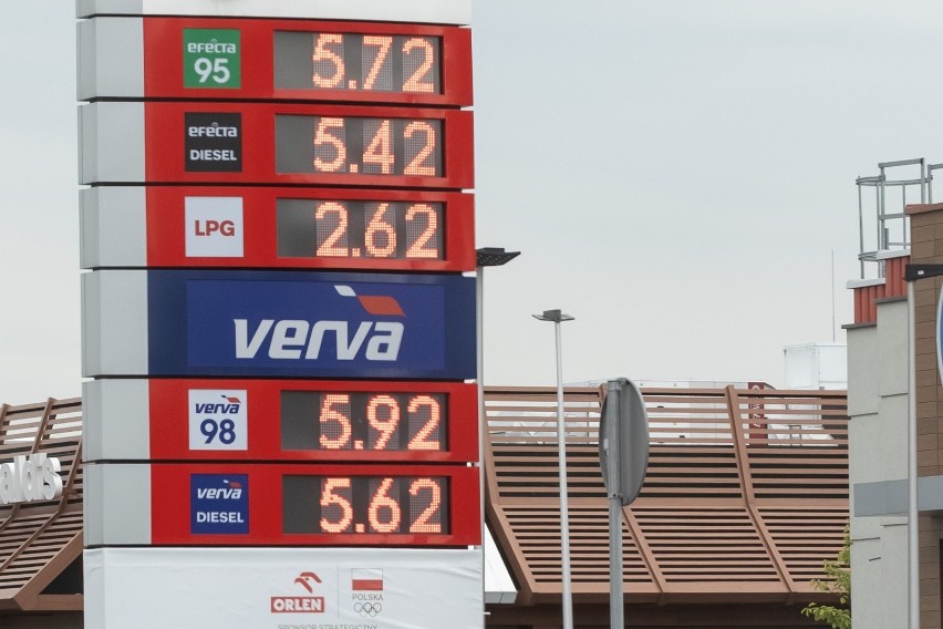 Ceny paliw na krakowskich stacjach ciągle rosną. Niedługo przekroczą granicę 6 zł [ZDJĘCIA]