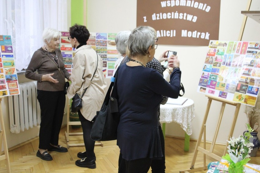 Alicja Modrak zabiera Gości wystawy w Klubie Mieszko w SM Piast w nostalgiczną podróż za smakami czekolad z dzieciństwa