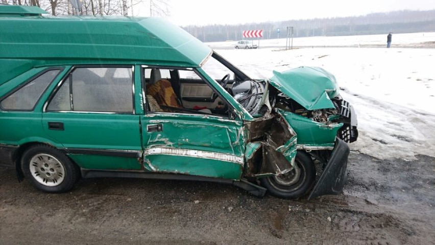 Wypadek w Kraśnicy koło Opoczna: Polonez zderzył się z ciągnikiem rolniczym [ZDJĘCIA]