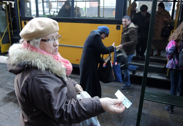 W autobusach Miejskiego Zakładu Komunikacji obowiązuje kilka rodzajów biletów. Kupując dziesięcioprzejazdówkę jeden przejazd dostaje się gratis, ale za to nie można z nim się przesiadać, ani przejeżdżać pętli bez ponownego skasowania.