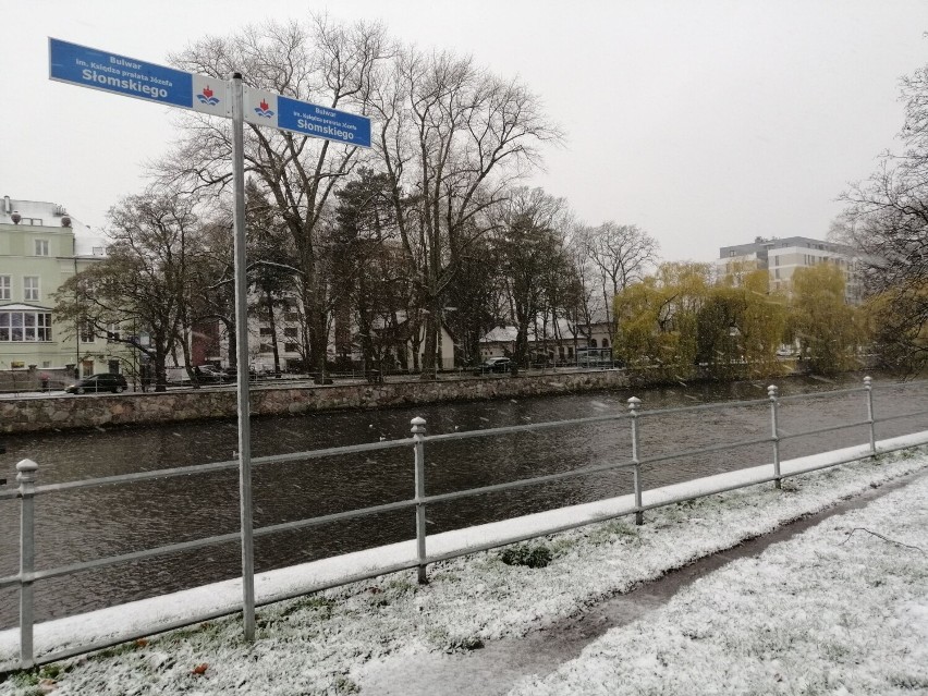 Pierwszy śnieg w centrum Kołobrzegu. Nad Parsętą, na starówce (zdjęcia)