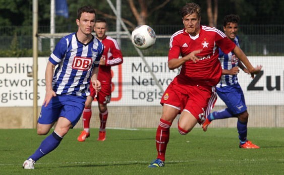 Fragment wtorkowego meczu Hertha Berlin - Wisła Kraków. Z prawej Cezary Wilk