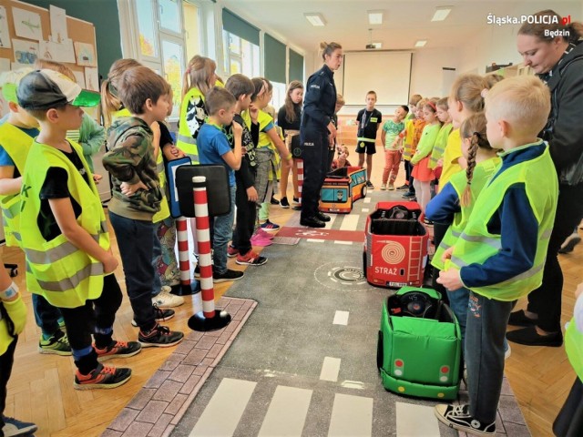 Spotkanie uczniów SP nr 3 w Wojkowicach z będzińskimi policjantkami 

Zobacz kolejne zdjęcia/plansze. Przesuwaj zdjęcia w prawo naciśnij strzałkę lub przycisk NASTĘPNE