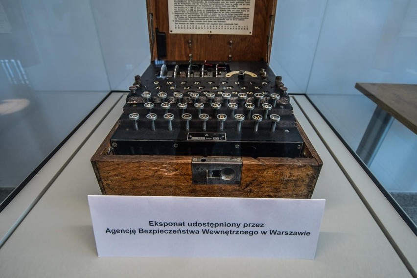 Prezentacja niemieckiej maszyny szyfrującej Enigma miała...