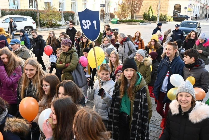 I Korowód Wolontariatu w Kielcach. Przed ulicę Sienkiewicza przeszły setki osób [WIDEO, ZDJĘCIA]