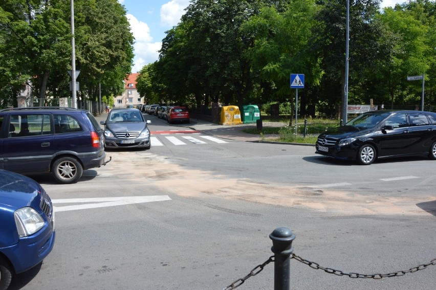 Lębork. Przez plamę oleju potężny korek i ruch wahadłowy na Zwycięstwa. Straży usuwają zagrożenie