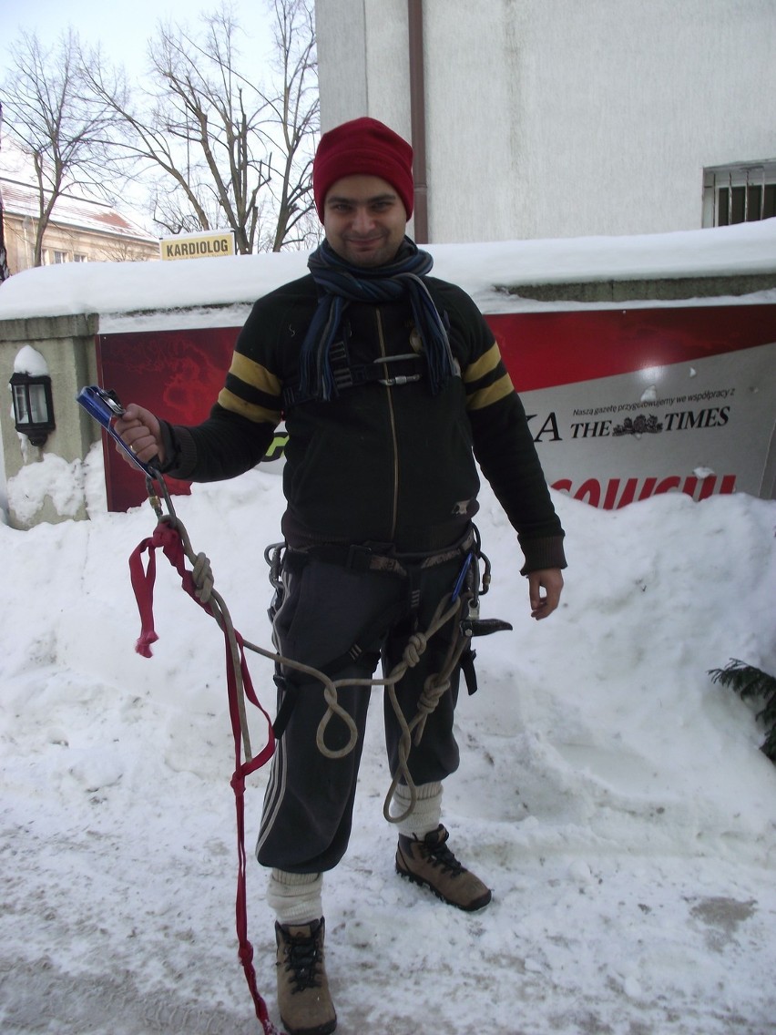 Alpinista Hubert Dubienko przygotowany do wejścia na wieżę.