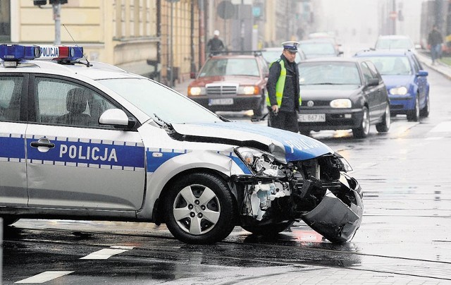 W niedzielne przedpołudnie policyjny ford focus wjechał na czerwonym świetle na skrzyżowanie ul. Zielonej i al. Kościuszki i zderzył się również z oplem corsą.