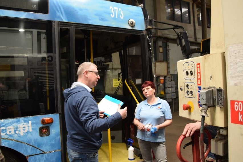 Zabezpieczenia przed koronawirusem w kieleckich autobusach miejskich. Jest codzienna dezynfekcja! (WIDEO, ZDJĘCIA)