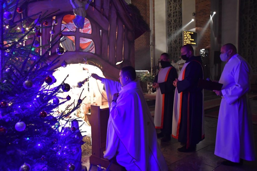 Pasterka w kościele św. Floriana w Kolbudach. Tak wyglądała pasterka w reżimie sanitarnym | ZDJĘCIA