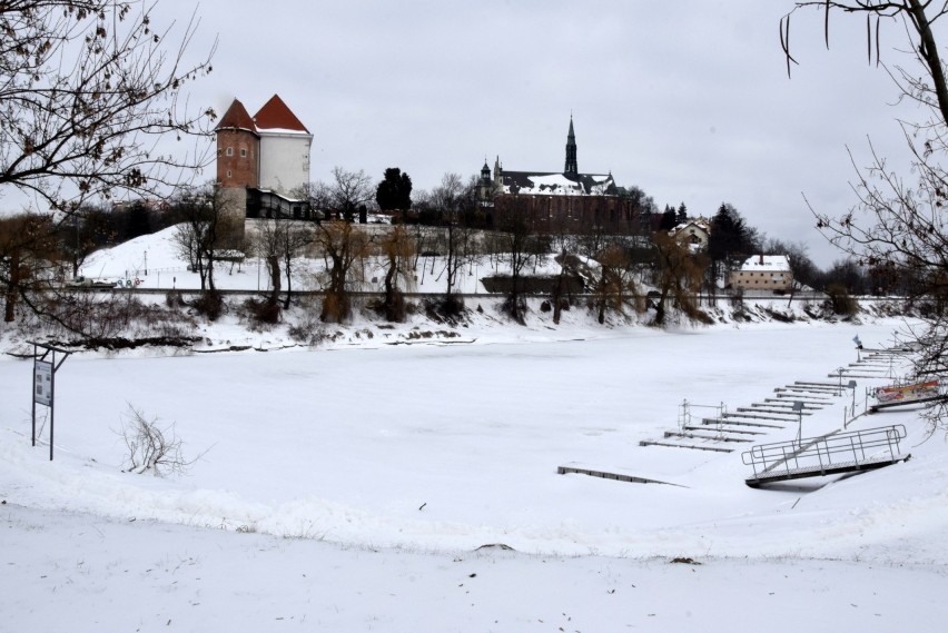 Uroki Sandomierza zimą. Zobacz niezwykłe krajobrazy królewskiego miasta (WIDEO, ZDJĘCIA)