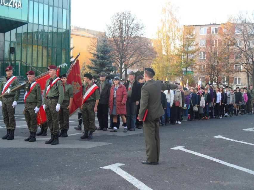 Obchody Święta Niepodległości w Dąbrowie Górniczej. Urna, msza w bazylice, spotkanie pod pomnikiem