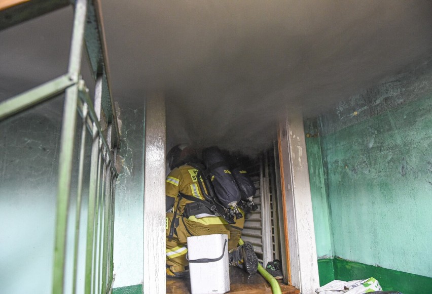 Pożar w Przemyślu. Paliło się w mieszkaniu na ul. Leszczyńskiego. Pomocy medycznej wymagała jedna osoba [ZDJĘCIA]