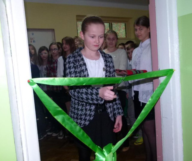 Tradycyjną wstęgę przecinała m. in. Julia Smolczewska z klasy 5a