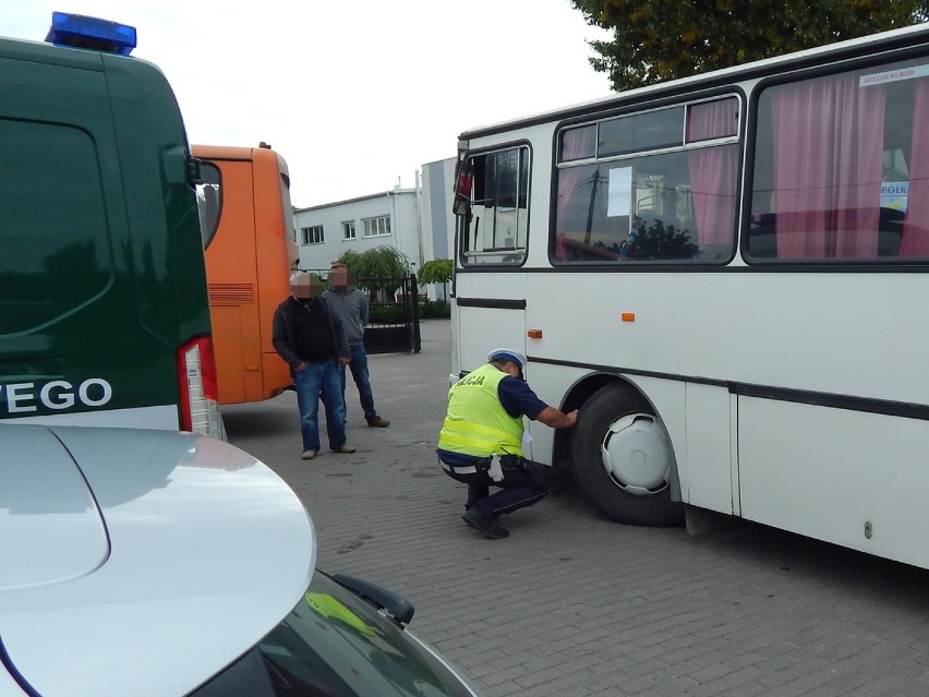 Radziejów. Policjanci z Radziejowa i inspektorzy ITD sprawdzali autokary szkolne. Nie wszystkie były sprawne!