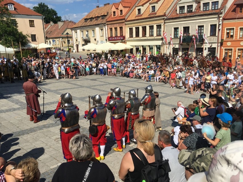 Na Rynku w Sandomierzu historyczne widowisko podziwiały...