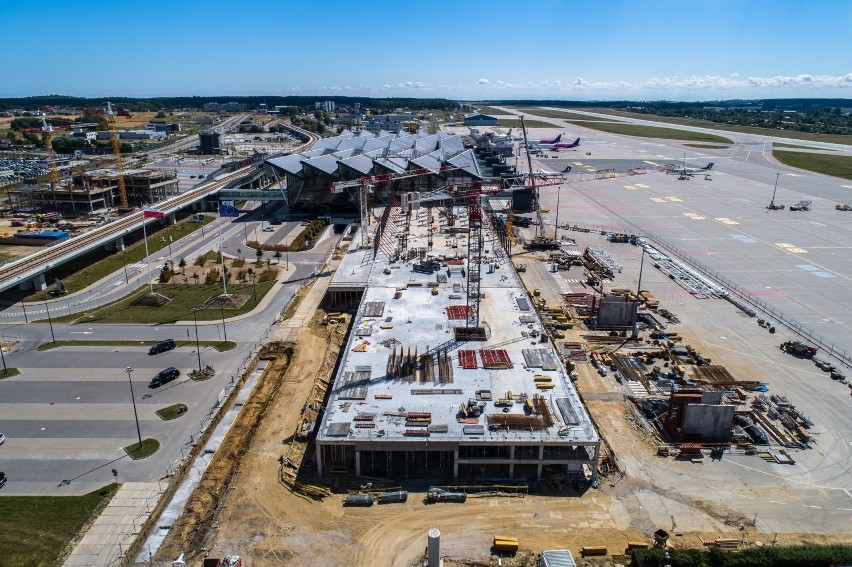 Montaż ogromnych dźwigarów, które będą podtrzymywały dach nowego pirsu terminalu na lotnisku