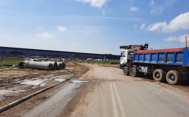 Obecnie ekipy budowlane najbardziej są widoczne przed terminalem gdzie budowane są drogi dojazdowe, parking, przystanki autobusowe i przystanki shuttle bus oraz „kiss & fly”.