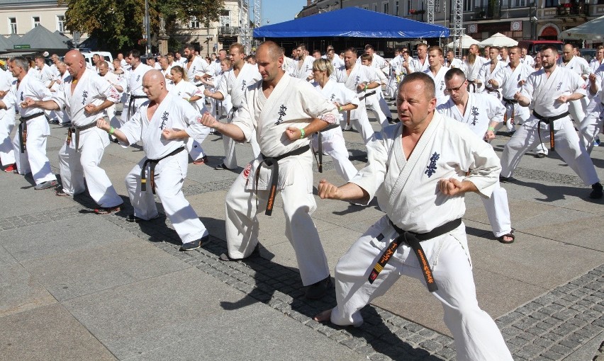 Pokaz karate na kieleckim rynku. Z prawej Tomasz Kęćko...