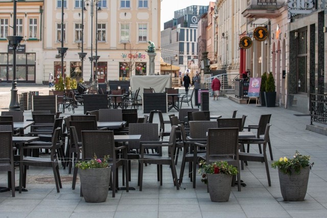 W przyszłym tygodniu pracownicy ZDMiKP przygotują i rozstawią parasole ogródków letnich na płycie Starego Rynku. Dzięki temu restauratorzy będą mogli przyjąć pierwszych gości  już w dniu zniesienia obostrzeń.